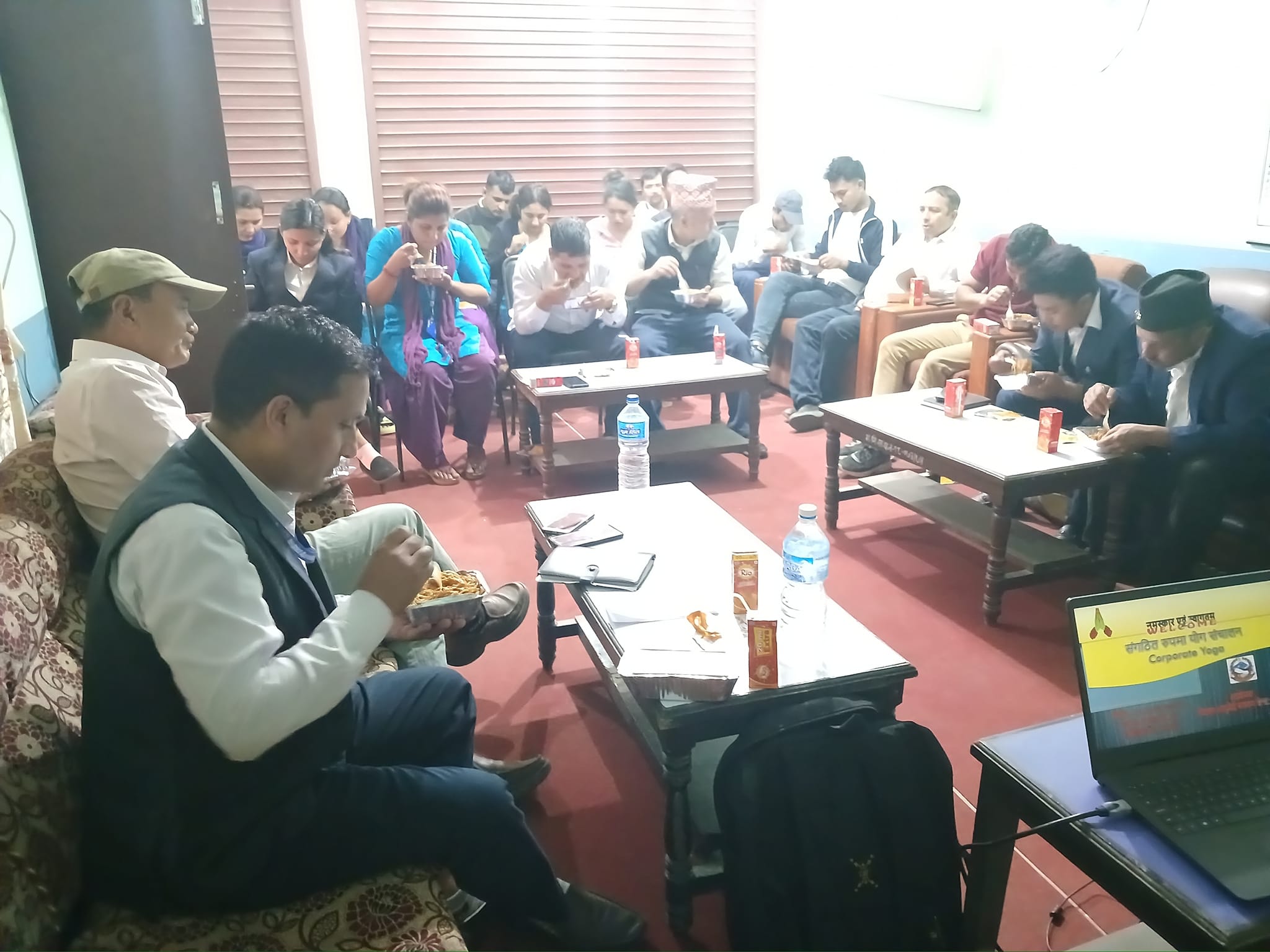 मंगला गा.पा.बाबियाचौरमा प्रतिनिधि र कर्मचारीहरूलाई संगठित रुपमा योग कार्यक्रम